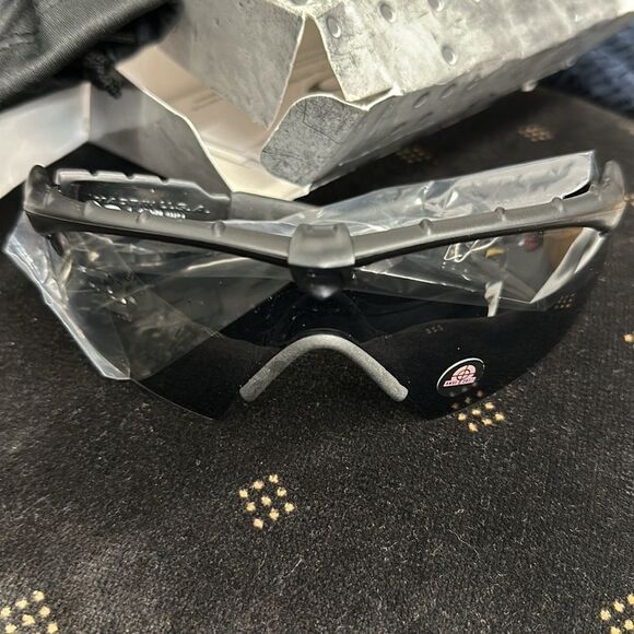 Oakley Men's Oo9213 M Frame 2.0 Industrial Rectangular Sunglasses Matte Blk Grey - Picture 7 of 7